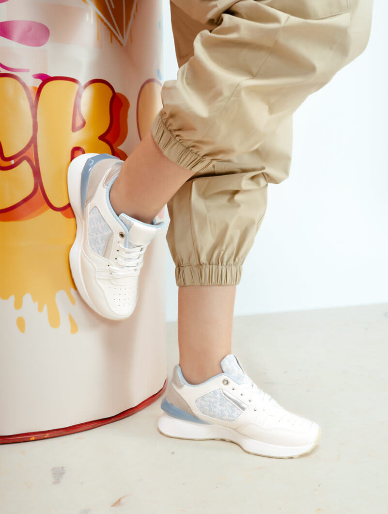 Sneakers bimatière et à bande irisée - Blanc/bleu layette