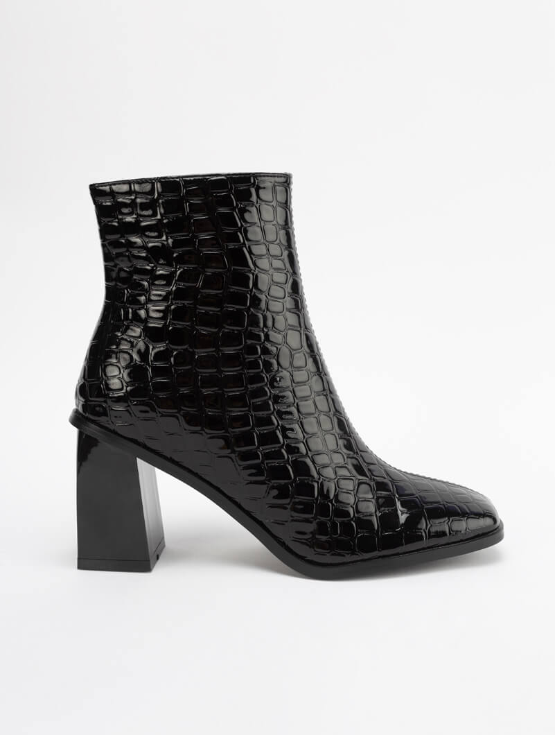 bottines lanieres cloutees
